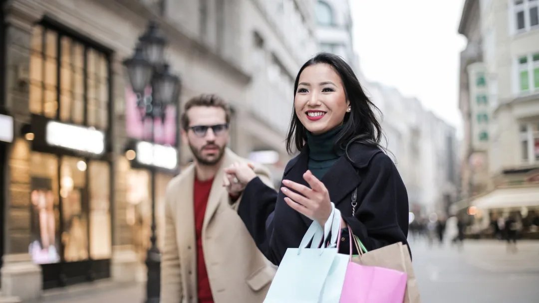 Cliente feliz segurando sacolas de compra
