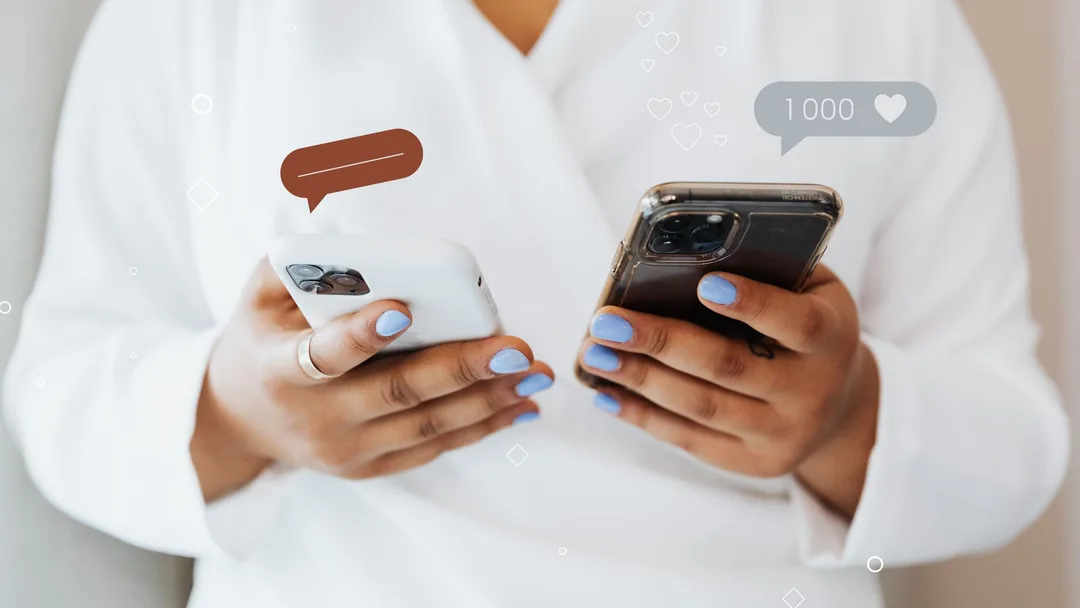 Cliente avaliando o atendimento no celular