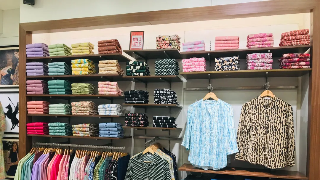 Araras de roupa numa loja de moda