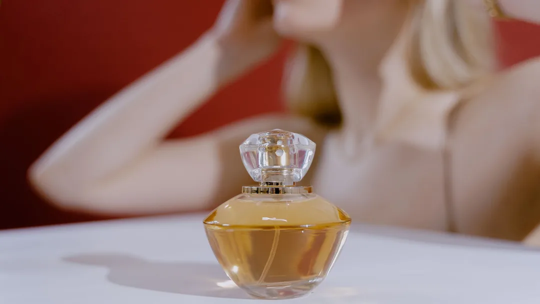 Frasco de perfume numa perfumaria