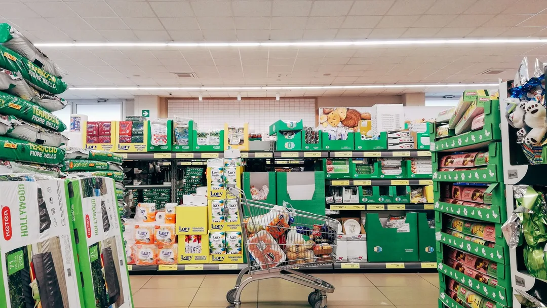 Corredor de supermercado com carrinho de compras