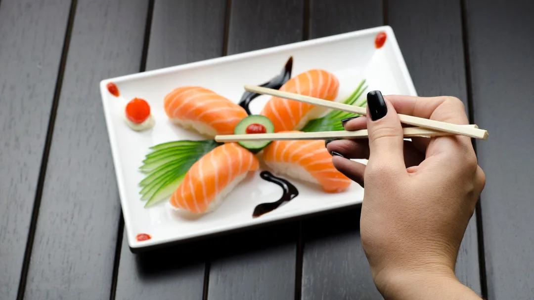 Prato de sushi num restaurante japonês