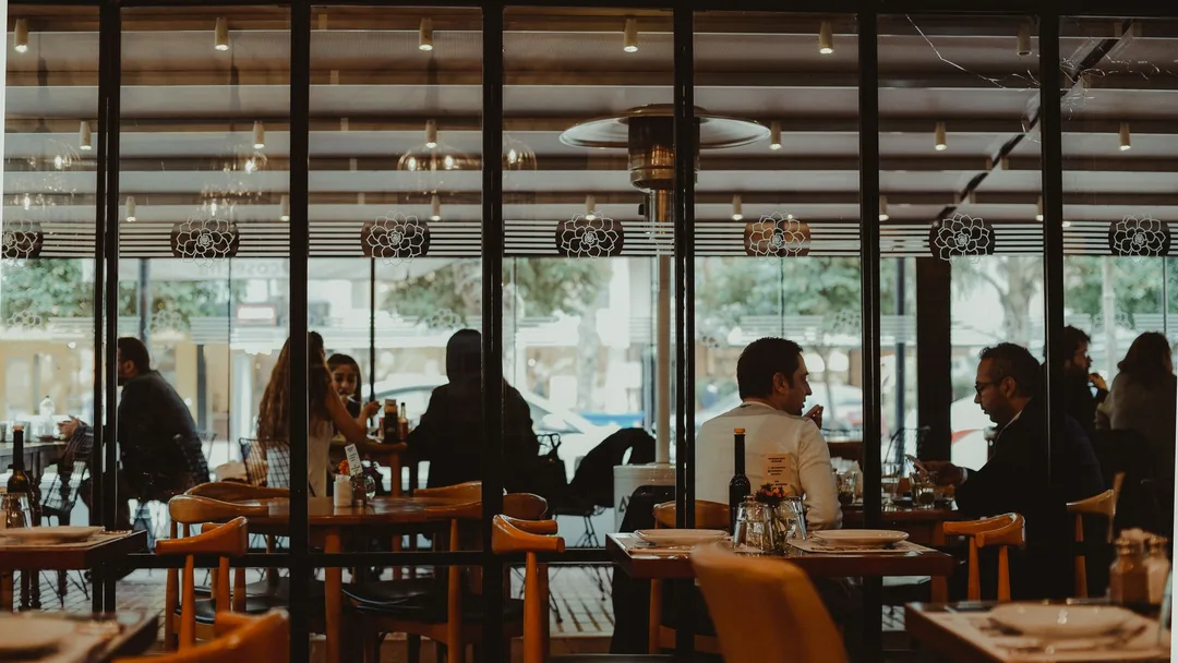 Salão de um restaurante com clientes nas mesas