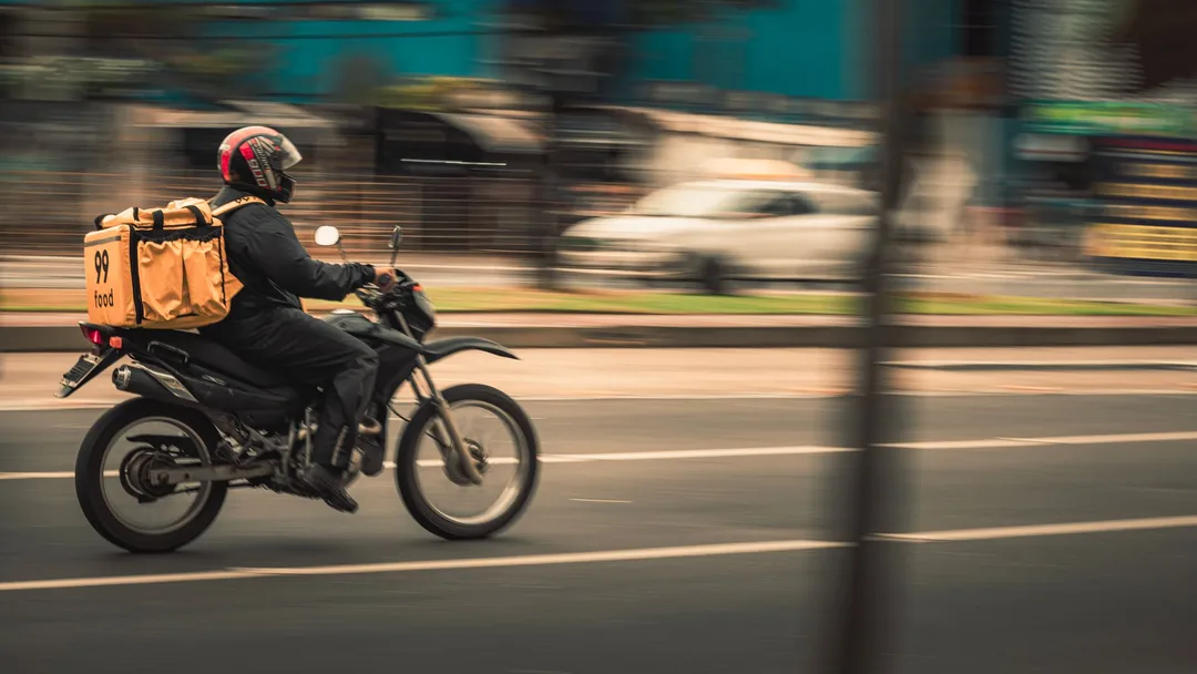 Entregador de delivery numa moto