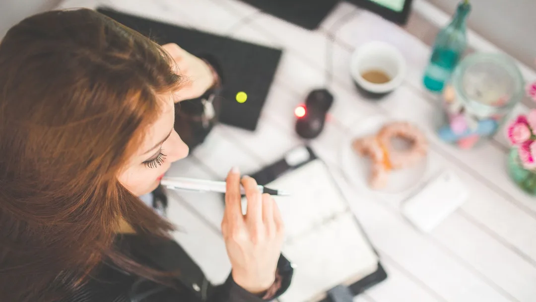 Empreendedora planejando e anotando numa mesa de trabalho