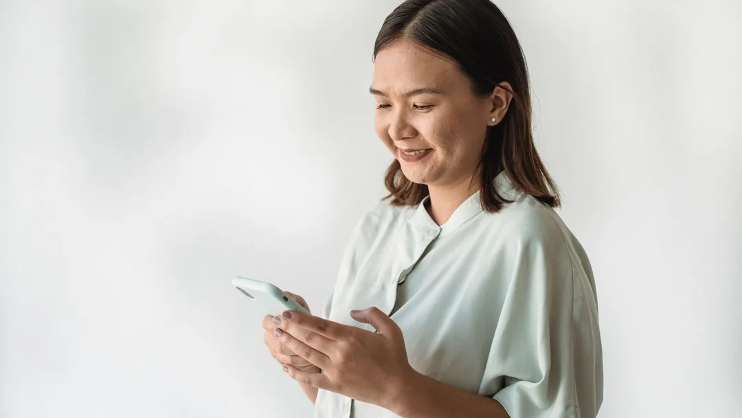 Mulher recebendo mensagens no celular