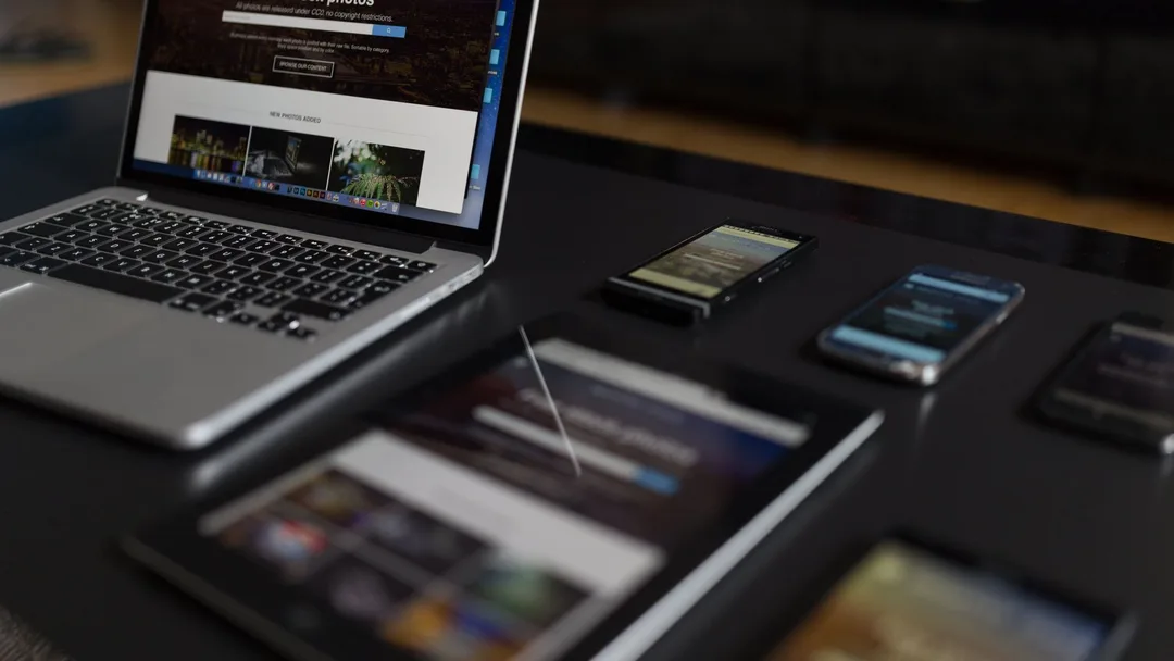 Dispositivos de tecnologia numa mesa de trabalho