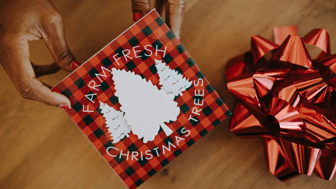 Presente embrulhado sendo entregue